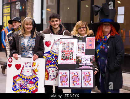 LONDON - 12. Februar: Nicht identifizierten Konkurrenten beim Great Spitalfields Pancake Race am 12. Februar 2013 in London, U Stockfoto