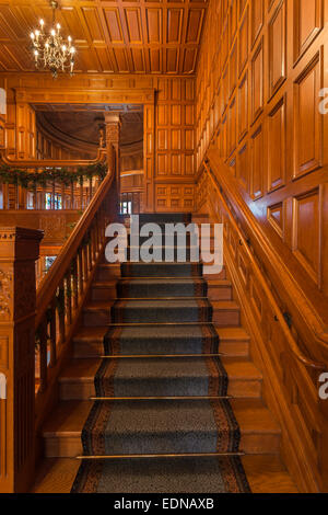 Innentreppe und Holzarbeiten von Craigdarroch Castle-Victoria, British Columbia, Kanada. Stockfoto