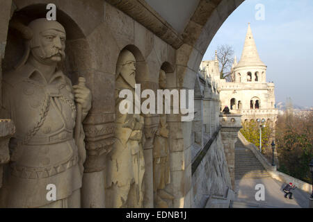 Die Neo-Gotik/neoromanische Fischerbastei bietet einen Panoramablick auf die Donau und Pest, Budapest, Ungarn, Europa Stockfoto