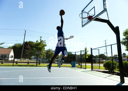 Basketball Dunk im freien Stockfoto