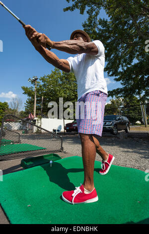 Golfschwung auf der Range Stockfoto