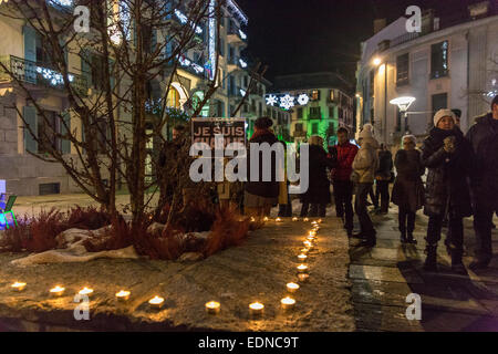 Chamonix Mont Blanc, Frankreich. 7. Januar 2015. Bürgerinnen und Bürger versammelten sich spontan um Unterstützung für die Opfer des Massakers von 12 Personen bei Charlie Hebdo in Paris heute zu geben. "Je Suis Charlie". Bildnachweis: Genyphyr Novak/Alamy Live-Nachrichten Stockfoto