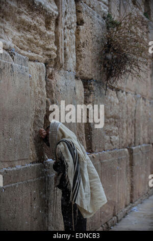 Jerusalem. 7. Januar 2015. Ein Ultra-orthodoxer jüdischen Mann betet im Schnee an der Klagemauer in der Altstadt von Jerusalem, am 7. Januar 2015. Das diesjährige erste Schnee schlagen Jerusalem am Mittwoch. © Li Rui/Xinhua/Alamy Live-Nachrichten Stockfoto