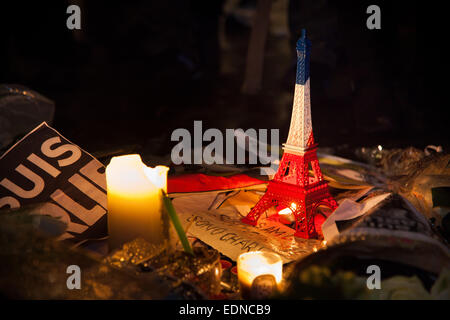 London, UK. 7. Januar 2015. Ein Miniatur-Eiffelturm in Trikolore als Symbol für die French Connection bei einer Mahnwache am Trafalgar Square.  Bildnachweis: Kristian Buus/Alamy Live-Nachrichten Stockfoto