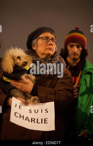 London, UK. 7. Januar 2015. Eine Frau mit ihrem Pudel hält ein Zeichen besagt "Je Suis Charlie"-Ich bin Charlie. Bildnachweis: Kristian Buus/Alamy Live-Nachrichten Stockfoto