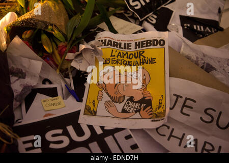 London, UK. 7. Januar 2015. Eine Titelseite der Zeitschrift Charlie Hebdo-Staaten, die Liebe stärker ist, dass Hass unter Hommagen an Charlie Hebdo liegt. Bildnachweis: Kristian Buus/Alamy Live-Nachrichten Stockfoto