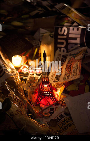 London, UK. 7. Januar 2015. Ein Miniatur-Eiffelturm in Trikolore als Symbol für die French Connection bei einer Mahnwache am Trafalgar Square. Bildnachweis: Kristian Buus/Alamy Live-Nachrichten Stockfoto