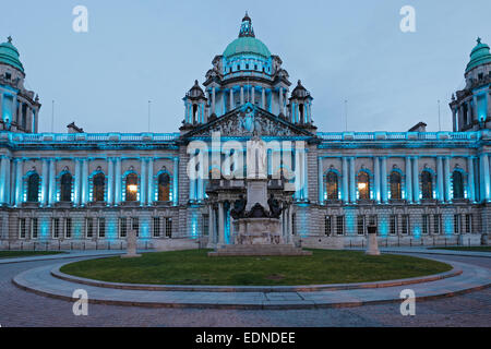 Rathaus in Belfast in der Abenddämmerung, Nordirland Stockfoto