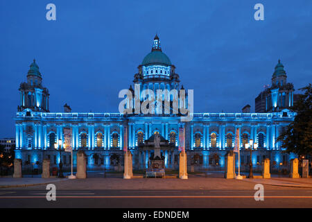 Rathaus in Belfast in der Abenddämmerung, Nordirland Stockfoto