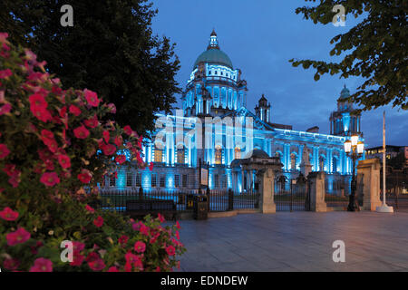 Rathaus in Belfast in der Abenddämmerung, Nordirland Stockfoto