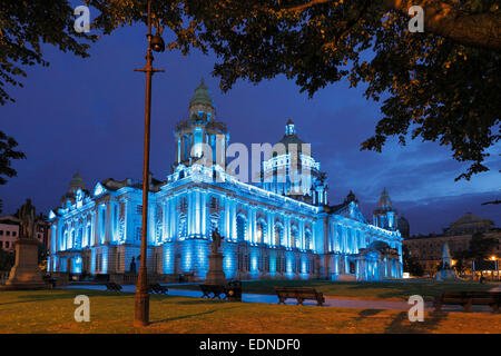 Rathaus in Belfast in der Abenddämmerung, Nordirland Stockfoto