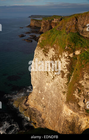 Dunluce Castle (Dunclue Burg) im Abendlicht, Antrim, Nordirland Stockfoto