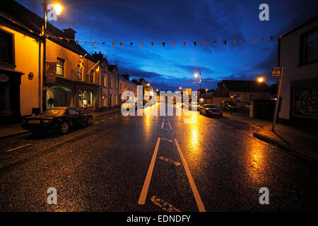 Main Street in Bushmills in Nordirland in der Nacht Stockfoto