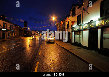 Main Street in Bushmills in Nordirland in der Nacht Stockfoto