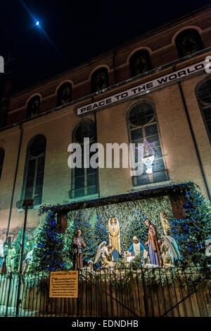 New York, NY - Weihnachtskrippe außerhalb St. Antonius von Padua-Kirche. © Stacy Walsh Rosenstock/Alamy Stockfoto