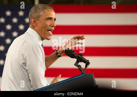 Wayne, Michigan, USA. Präsident Barack Obama spricht im Ford Michigan Montagewerk. Obama feiert Automobilhersteller Wiederaufleben seit 2009 Regierung-Rettungspaket für die Automobilindustrie. Bildnachweis: Jim West/Alamy Live-Nachrichten Stockfoto