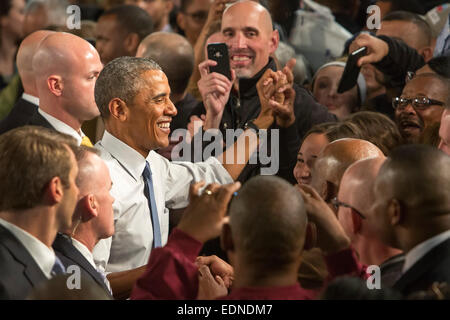 Wayne, Michigan, USA. Präsident Barack Obama schüttelt die Hand nach einer Rede im Ford Michigan Montagewerk. Obama feiert Automobilhersteller Wiederaufleben seit 2009 Regierung-Rettungspaket für die Automobilindustrie. Bildnachweis: Jim West/Alamy Live-Nachrichten Stockfoto