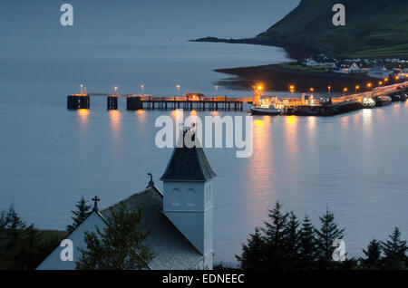 Uig Pier Hafen Abenddämmerung Lochalsh Kirk Kapelle skye Stockfoto