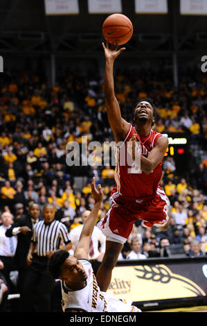 Wichita, Kansas, USA. 7. Januar 2015. Bradley Braves bewachen Omari Grier (24) Laufwerke in den Korb während der NCAA Basketball-Spiel zwischen den Bradley Braves und die Wichita State Shockers in Charles Koch Arena in Wichita, Kansas. Kendall Shaw/CSM/Alamy Live-Nachrichten Stockfoto