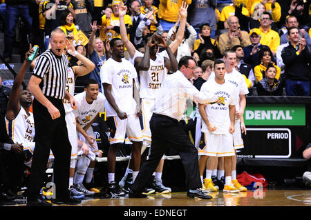 Wichita, Kansas, USA. 7. Januar 2015. Der Schocker Bank reagiert auf einen Korb in der 2. Hälfte bei den NCAA Basketball-Spiel zwischen den Bradley Braves und die Wichita State Shockers in Charles Koch Arena in Wichita, Kansas. Kendall Shaw/CSM/Alamy Live-Nachrichten Stockfoto