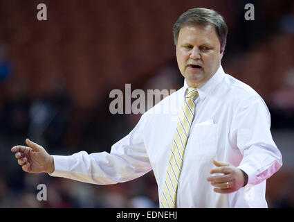 Austin, Texas, USA. 7. Januar 2015. West Virginia Mountaineers Head Coach Mike Carey in Aktion während der NCAA Frauen-Basketball-Spiel zwischen Texas im Frank Erwin Center in Austin, Texas.November 30, 2012: Texas Longhorns #0 in Aktion während der NCAA Frauen-Basketball-Spiel zwischen Tennessee Lady Vols Frank Erwin Center in Austin TX. Bildnachweis: Csm/Alamy Live-Nachrichten Stockfoto