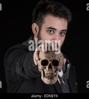 Junger Mann in schwarzer Jacke mit Totenkopf Stockfoto