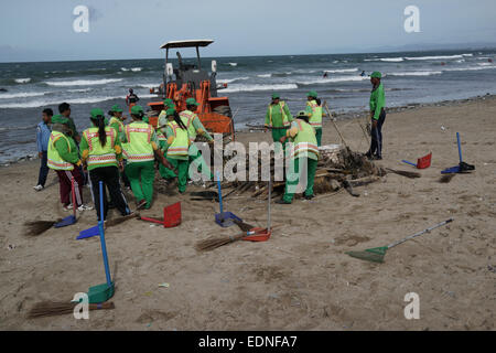 Hausmeister Reinigung Müll in Kuta Beach, Bali Indonesien. Kuta ist eines der beliebtesten Strände in der Welt. Stockfoto