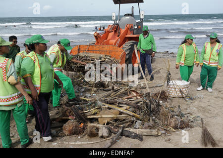 Hausmeister Reinigung Müll in Kuta Beach, Bali Indonesien. Kuta ist eines der beliebtesten Strände in der Welt. Stockfoto