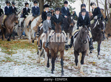Wie das Signalhorn klingt, sendet Essex Hunt Club von Peapack und Gladstone, New Jersey Pferde und Hunde in die Weideflächen racing Stockfoto