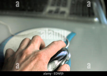 Männliche Hand auf Computer-Maus Stockfoto
