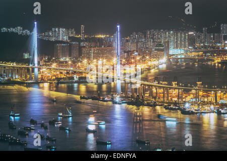 Nachtansicht von Hong Kong, Stadt mit hoher Dichte der Bevölkerung. Stonecutters Bridge in Hong Kong. Stockfoto