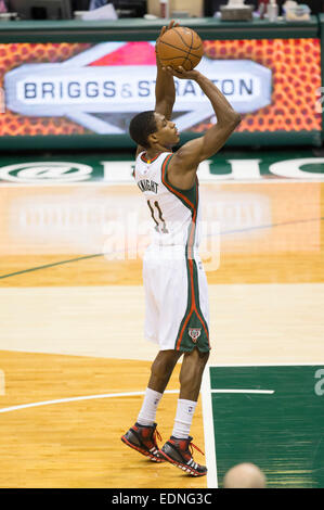 Milwaukee, WI, USA. 6. Januar 2015. Milwaukee Bucks Guard Brandon Knight (11) schießt einen Freiwurf während der NBA-Spiel zwischen den Phoenix Suns und den Milwaukee Bucks im BMO Harris Bradley Center in Milwaukee, Wisconsin. Sonnen besiegt die Bucks 102 / 96. John Fisher/CSM/Alamy Live-Nachrichten Stockfoto