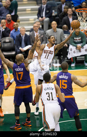 Milwaukee, WI, USA. 6. Januar 2015. Milwaukee Bucks Guard Brandon Knight (11) steigt für einen Schuss während der NBA-Spiel zwischen den Phoenix Suns und den Milwaukee Bucks im BMO Harris Bradley Center in Milwaukee, Wisconsin. Sonnen besiegt die Bucks 102 / 96. John Fisher/CSM/Alamy Live-Nachrichten Stockfoto