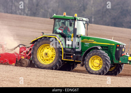 John Deere Traktor Pflügen Feld, Landwirt Europa Traktor Pflügen Feld Pflügen Pflug Landwirtschaft, Maschinen, Saisonarbeit Stockfoto