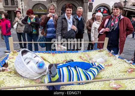 Als Straßenkünstler verkleidet als Baby in einem Kinderbett, Leute Prager Touristen Altstädter Ring Prager Busfahrer Stockfoto