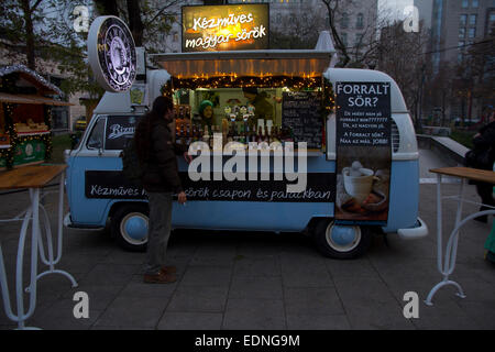 Eine Vintage VW Camper umgebaut zu einer Erfrischung Stand, gesehen in einem der Weihnachtsmärkte in Budapest, Ungarn, Europa Stockfoto