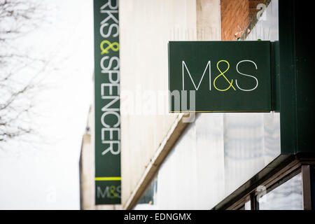 Ein Zweig der M + S (Marks &amp; Spencer) in Swansea vor ein trading-Update. Montag, 5. Januar 2015. Stockfoto