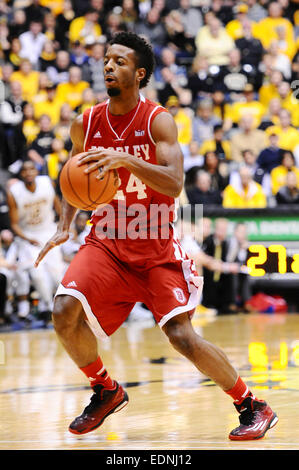 Wichita, Kansas, USA. 7. Januar 2015. Bradley Braves Wache Omari Grier (24) Handspiel bei der NCAA Basketball-Spiel zwischen den Bradley Braves und die Wichita State Shockers in Charles Koch Arena in Wichita, Kansas. Kendall Shaw/CSM/Alamy Live-Nachrichten Stockfoto