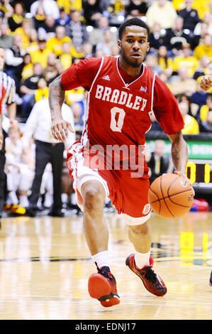 Wichita, Kansas, USA. 7. Januar 2015. Bradley Braves bewachen Ka'Darryl Bell (0) Laufwerke in den Korb während der NCAA Basketball-Spiel zwischen den Bradley Braves und die Wichita State Shockers in Charles Koch Arena in Wichita, Kansas. Kendall Shaw/CSM/Alamy Live-Nachrichten Stockfoto