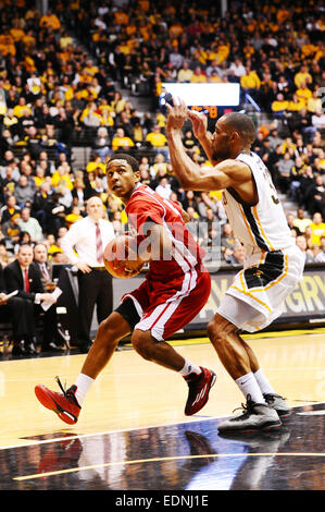 Wichita, Kansas, USA. 7. Januar 2015. Bradley Braves bewachen Tramique Sutherland (5) Laufwerke in den Korb während der NCAA Basketball-Spiel zwischen den Bradley Braves und die Wichita State Shockers in Charles Koch Arena in Wichita, Kansas. Kendall Shaw/CSM/Alamy Live-Nachrichten Stockfoto