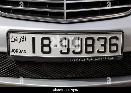 Jordanische Nummernschild auf einem Mercedes Benz, Amman, Jordanien Stockfoto