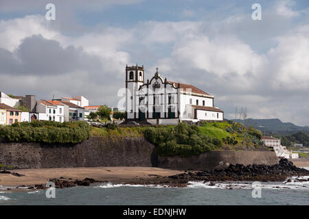 Strandbereich Grande und Pfarrei Kirche Sao Roque, Sao Miguel, Azoren, Portugal Stockfoto