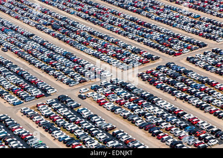 Luftaufnahme, Fahrzeug-Lagerung, Parkplatz für Fahrzeuge, Kfz-Logistik, BLG Logistics Group am Donauhafen, Kelheim, Bayern Stockfoto