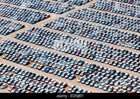 Luftaufnahme, Fahrzeug-Lagerung, Parkplatz für Fahrzeuge, Kfz-Logistik, BLG Logistics Group am Donauhafen, Kelheim, Bayern Stockfoto