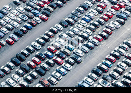 Luftaufnahme, Fahrzeug-Lagerung, Parkplatz für Fahrzeuge, Kfz-Logistik, BLG Logistics Group am Donauhafen, Kelheim, Bayern Stockfoto