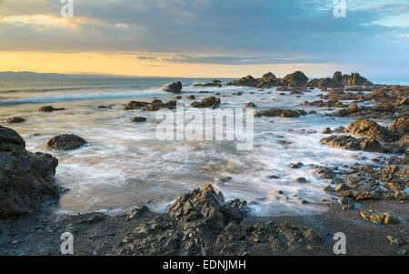 Wasser waschen über die Felsen am Strand, am Abend Stimmung, Golfo Dulce, Provinz Puntarenas, Costa Rica Stockfoto