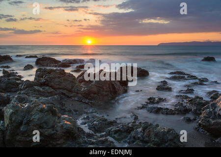 Sonnenuntergang an der Pazifikküste, Wasser waschen über Felsen, Osa Halbinsel auf der Rückseite, Golfo Dulce, Provinz Puntarenas, Costa Rica Stockfoto