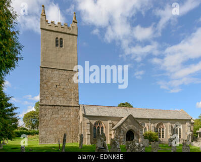 Ansicht der alten Steinkirche und dem riesigen Glockenturm im kleinen Dorf von Dartmoor region Stockfoto