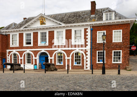 Blick auf alte Sitte, die aufbauend auf Fluß Exe Kai mit alten Kanonen davor Stockfoto