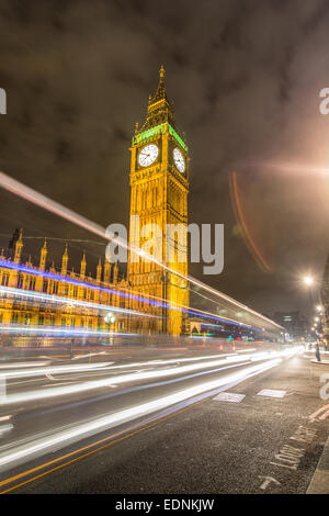 Verkehr-Streifen in London mit Big Ben und den Houses of Parliament im Hintergrund Stockfoto